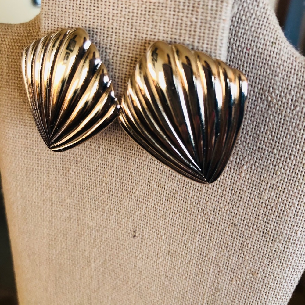 Avon vintage silver plated fluted chevron earrings